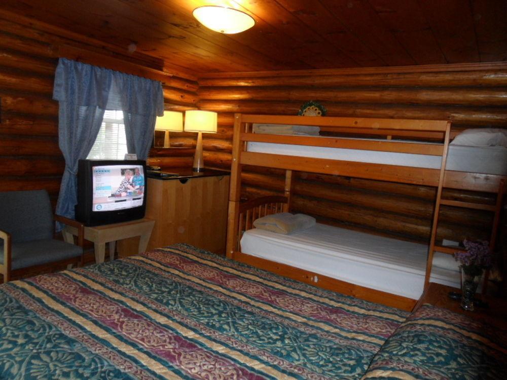 Seven Dwarfs Motel & Cabins Lake George Exterior photo